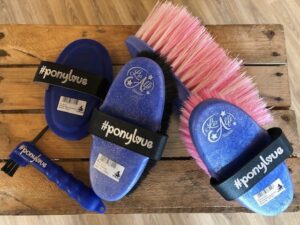 HAAS PONYLOVE BRUSH SET - A high quality pony grooming set for the young rider